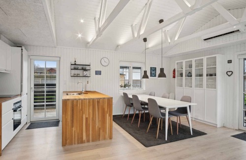 Hvidbjerg Strand House | Super cozy holiday home in Nordic style in Høll
