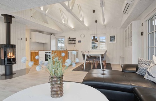 Hvidbjerg Strand House | Super cozy holiday home in Nordic style in Høll