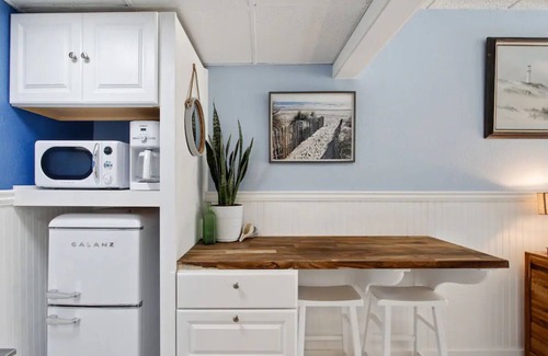 Tybee Island Condo | Super cute 1B-1B on South beach-Steps to pool, beach, restaurants & nightlife!