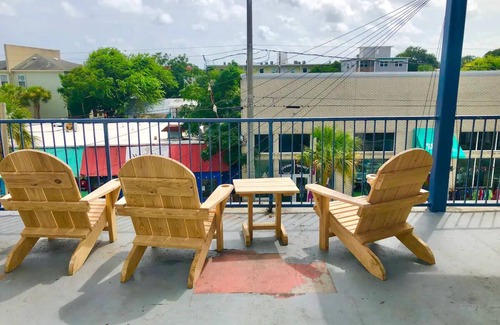 Tybee Island Condo | Super cute 1B-1B on South beach-Steps to pool, beach, restaurants & nightlife!