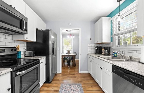Nashville House | Super Cute 3BR/2BA, 6 Beds, Porch Bar & Hot Tub!
