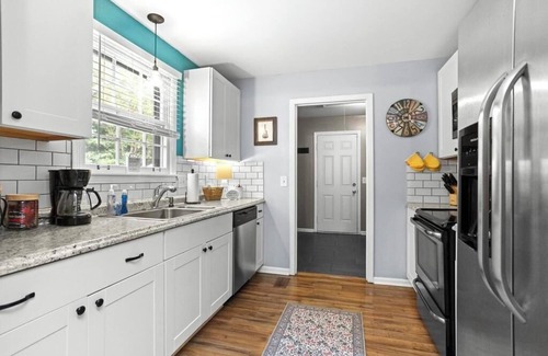 Nashville House | Super Cute 3BR/2BA, 6 Beds, Porch Bar & Hot Tub!