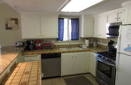 Big Bear Lake Cabin | Super cute and clean 2 bedroom 2 bath Centrally located in Big Bear Lake