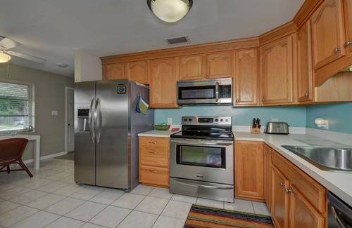 Stuart Cottage | Super Cute & Clean Pet Friendly Cottage near Beaches & Quaint Downtown Stuart