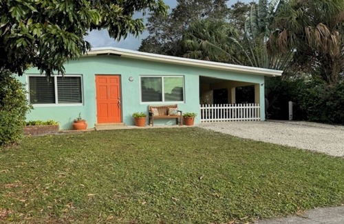 Stuart Cottage | Super Cute & Clean Pet Friendly Cottage near Beaches & Quaint Downtown Stuart