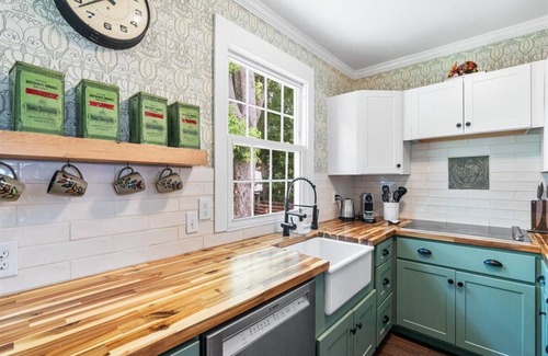 Mobile Cottage | Super Cute Historic Cottage pet friendly close to downtown Mobile