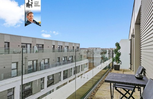 Stevenage Apartment | Super King Balcony Suite - Luxury, Eco, Fast Wi-Fi