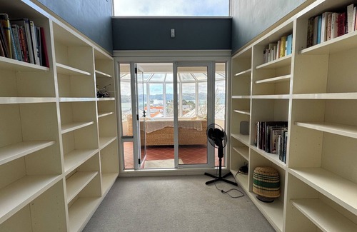 Wellington House | Super large seaview house