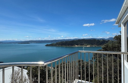 Wellington House | Super large seaview house