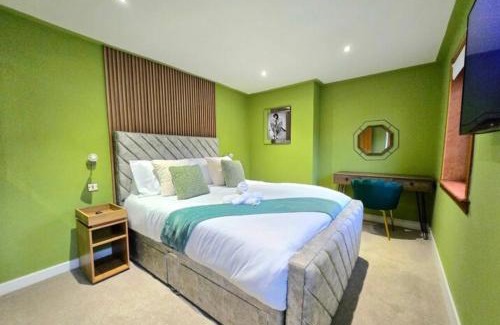 Paisley Apartment | Super luxury 2 bedroom, full house sleep 5 with garden & parking close to airport