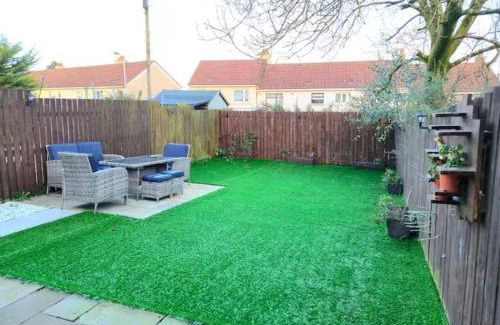 Paisley Apartment | Super luxury 2 bedroom, full house sleep 5 with garden & parking close to airport
