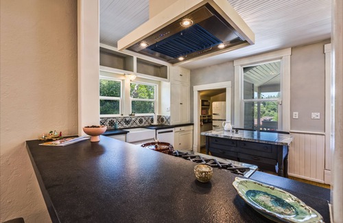 Placerville House | SUPER POSH UPSCALE COTTAGE - 1 BLOCK TO DWNTWN PLACERVILLE - SHORT TERM RENTAL