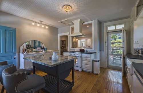 Placerville House | SUPER POSH UPSCALE COTTAGE - 1 BLOCK TO DWNTWN PLACERVILLE - SHORT TERM RENTAL