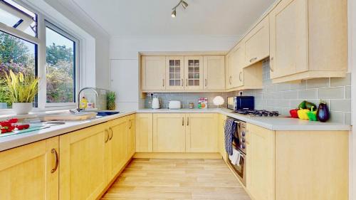 Royal Tunbridge Wells Apartment | Super-Quiet Town Centre Flat 5 min Walk to Station