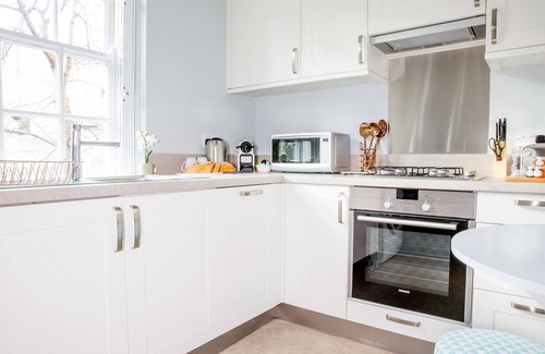 Royal Borough of Kensington and Chelsea Apartment | Super Stylish Living in the Best Location in the Heart of Kensington