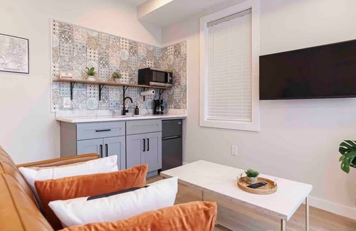 Park View Apartment | SUPER SUNNY 1BR - blocks to restaurants!