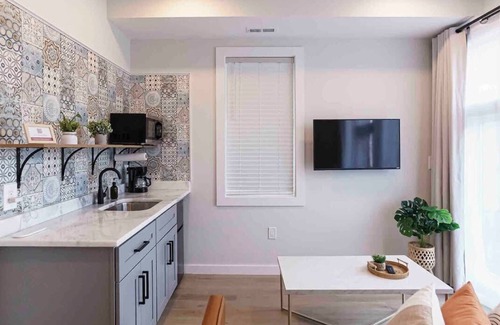 Park View Apartment | SUPER SUNNY 1BR - blocks to restaurants!