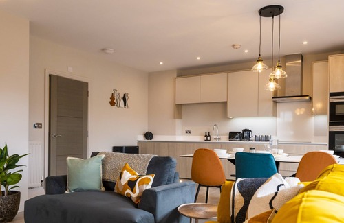 Maidenhead Apartment | Super Vibrant 2 Bedroom With Parking