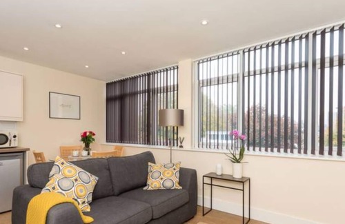 Horsham Apartment | Superb 1 bedroom apartment has king size bed or twins.