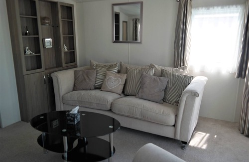 New Romney House | Superb 2 Bed Caravan, New Romney. Family friendly.