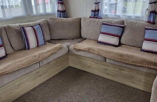 Kessingland House | Superb 8 berth caravan with decking at Kessingland Beach ref 90018BV