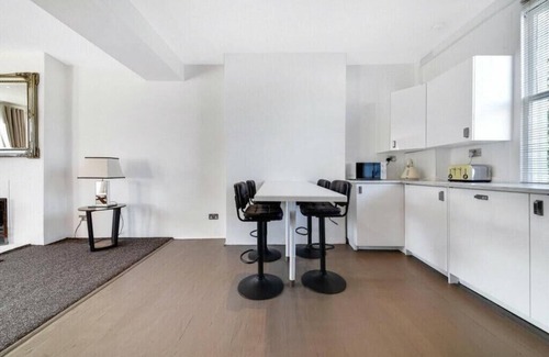 Ravenscourt Park Apartment | Superb Contemporary Apartment
