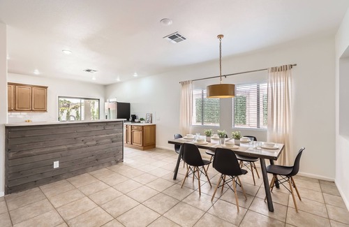 Casa Del Rey at Camino a Lago House | Superb & Cozy NW Valley Retreat: Stylish Design home Offers something 4 Everyone
