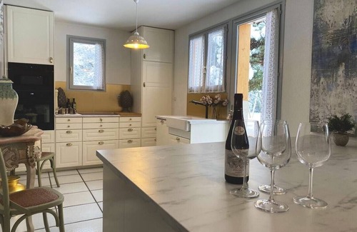 Allemond Villa | SUPERB HOUSE, GREAT LOCATION - SLEEPS 10