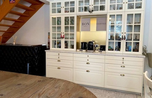 Allemond Villa | SUPERB HOUSE, GREAT LOCATION - SLEEPS 10