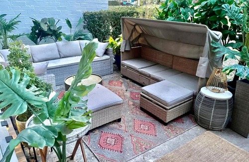 La Brea Apartment | SUPERB LOCATION! 2 bedroom 2 stores garden level apartment in the heart of LA