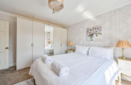 Bodinnick House | Superb Old Farmhouse near the Beach with Large Hot Tub , Free Access to an Indoor Pool, Free Animal Feeding ,Free Pony Rides and Free Tractor Rides