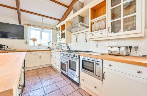 Bodinnick House | Superb Old Farmhouse near the Beach with Large Hot Tub , Free Access to an Indoor Pool, Free Animal Feeding ,Free Pony Rides and Free Tractor Rides