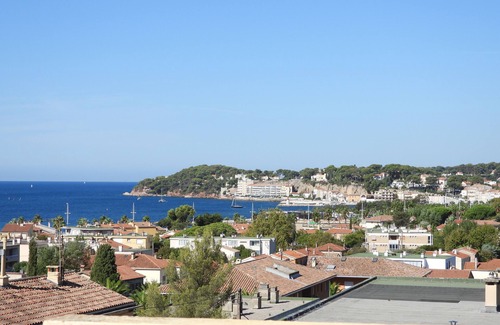 Six-Fours-les-Plages Apartment | Superb sea view over SANARY bay, spacious, quiet, terrace, air-conditioned, EVERYTHING ON FOOT