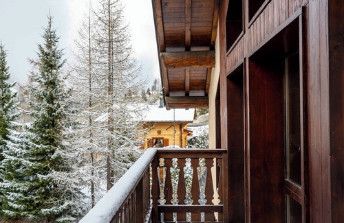 Les Brevieres Ski Chalet | Superb self catered ski Chalet in Tignes-les-Brevieres 50m from lift