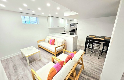 Thornhill Apartment | Superb Spacious 2 Bedroom Bsmt with Parking