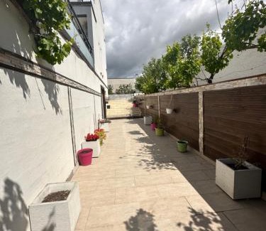 Villeneuve-les-Beziers Apartment | Superbe appartement dans villa avec piscine