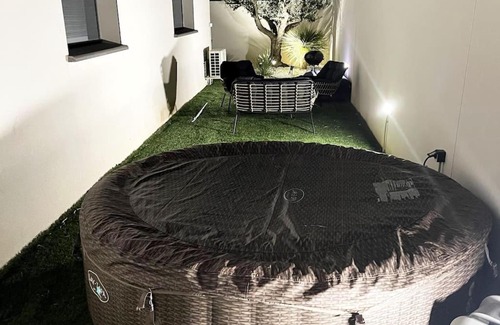 Poulx House | Superbe appartement en rez de jardin