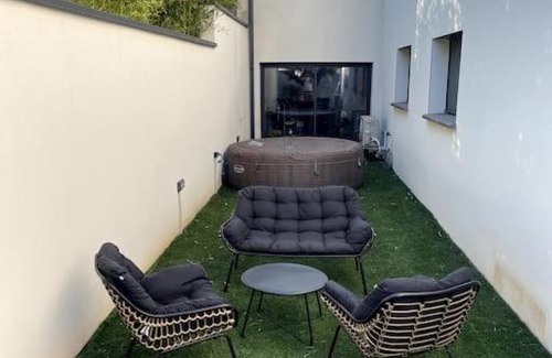 Poulx House | Superbe appartement en rez de jardin