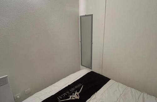 Besse-et-Saint-Anastaise Apartment | Superbe T2 Cabine avec Terrasse et Parking à Super Besse - FR-1-814-66