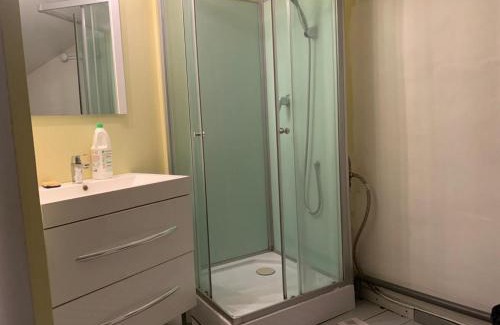 Saint-Cere Apartment | SUPERBE TRIPLEX MEUBLÉ TOUT CONFORT HYPER CENTRE ST CÉRÉ 3 CHAMBRES WIFI 120 M2 8 pers max