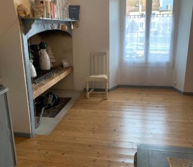 Saint-Cere Apartment | SUPERBE TRIPLEX MEUBLÉ TOUT CONFORT HYPER CENTRE ST CÉRÉ 3 CHAMBRES WIFI 120 M2 8 pers max