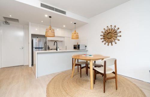 Kingston Apartment | Superbly Convenient Lakefront View Apt - Hosted by Canstay