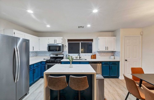 Silverado Ranch House | Superhost 5 star 3 Bedroom 2.5 Bathroom Townhouse