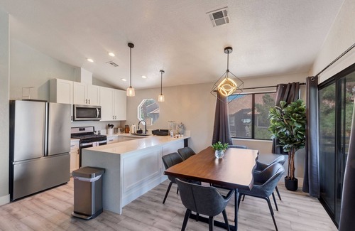 Spring Valley Apartment | Superhost 5 Star ⭐ Service Vaulted Ceilings