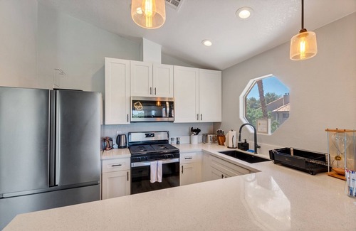 Spring Valley Apartment | Superhost 5 Star ⭐ Service Vaulted Ceilings