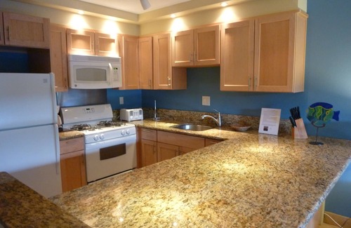 Kihei Condo | Superior 1 Bed Bright decor Part ocean view King Bed No risk of zoning change