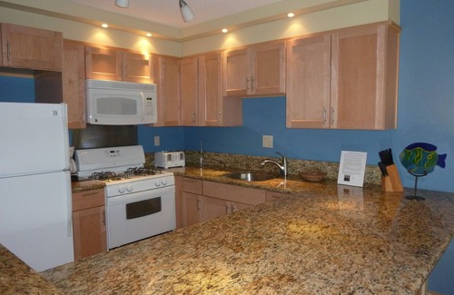 Kihei Condo | Superior 1 Bed Bright decor Part ocean view King Bed No risk of zoning change