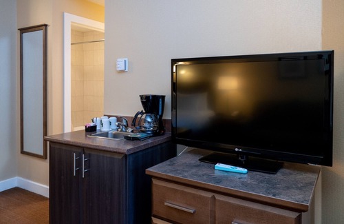 Banff Apartment | Superior Bedroom Suite in Banff! Free Parking