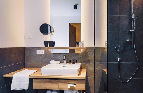Rain Apartment | Superior Doppelzimmer mit Balkon Super Flex BF - Hotel Stockinggut by Avenida Leogang