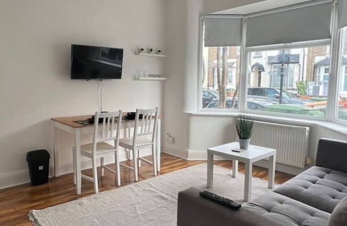 West Ham Apartment | Superior Double Room